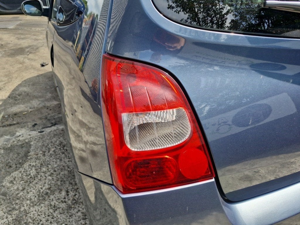 ACHTERLICHT LINKS Renault Twingo II (CN) (|8200387888|), Gebruikt, Renault, Peter-Huppertz-Straße 5
51063  Köln, DE, Dialog.deutschland@renault.de