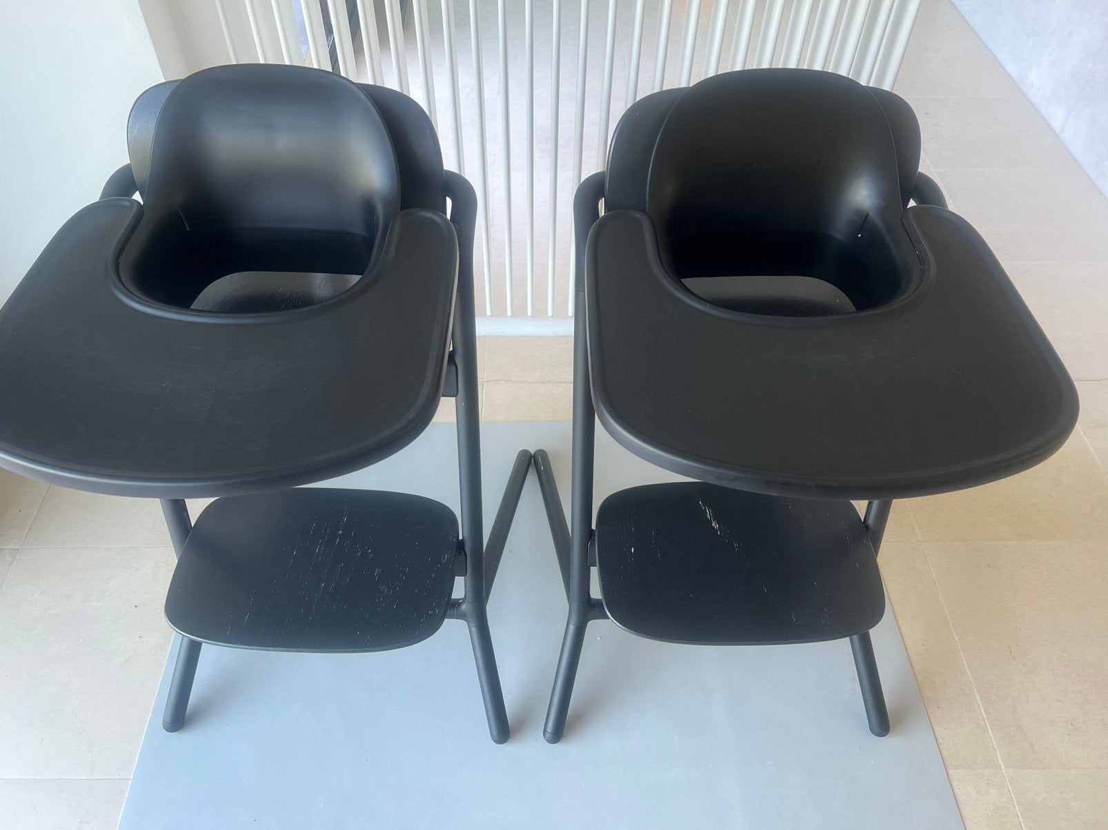 2 zwarte Eetstoelen Quax met alle accessoires, Kinderen en Baby's, Kinderstoelen, Ophalen, Gebruikt, Meegroeistoel, Aanschuifbaar