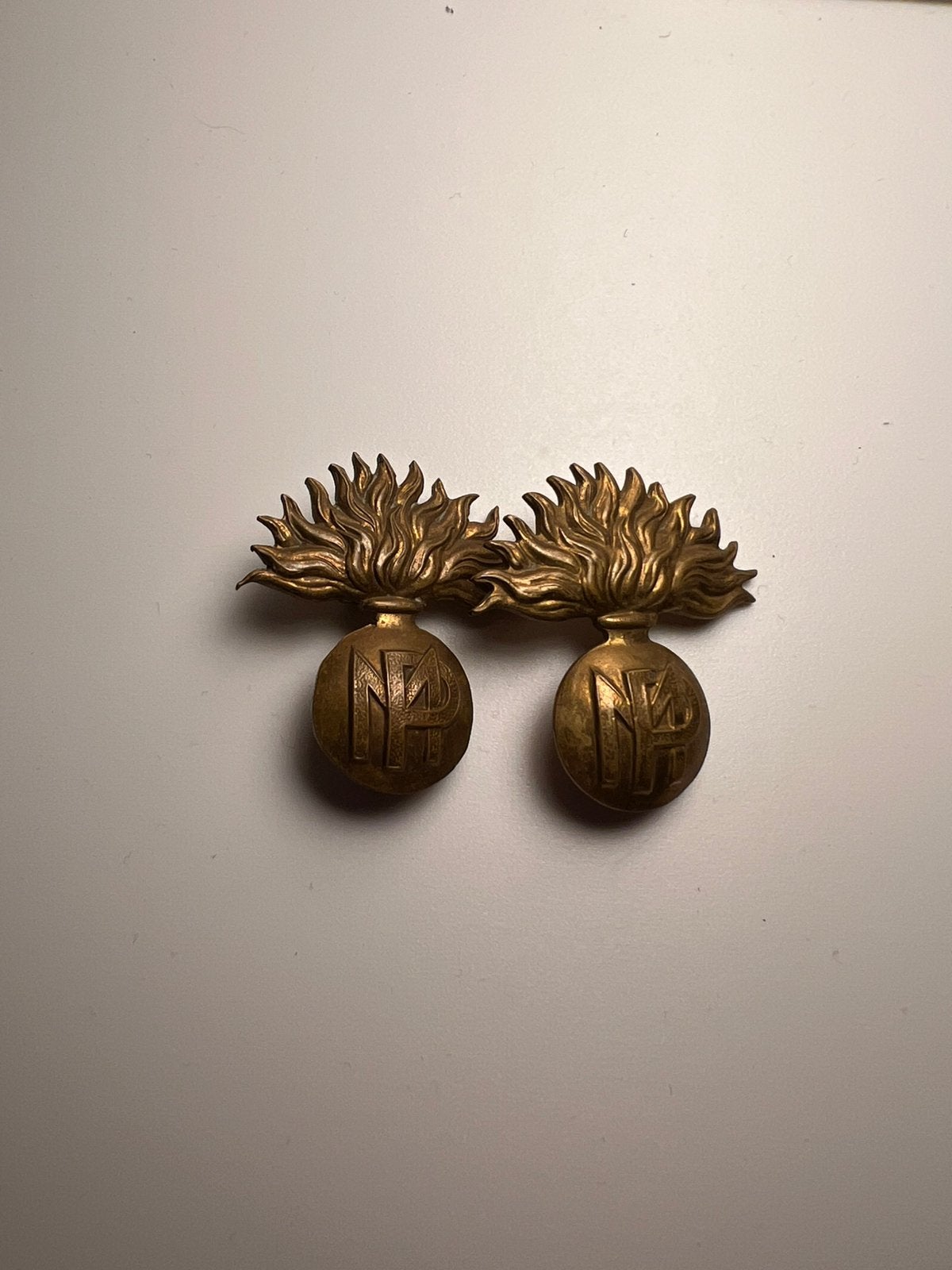 2 écussons de béret de la police militaire belge 1951-1970, Collections, Envoi, Armée de terre, Emblème ou Badge