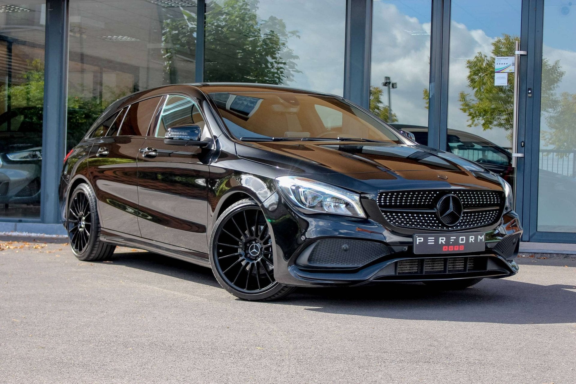 Mercedes-Benz CLA 200 d*SHOOTING BRAKE*AMG LINE*BLACK ON BLA, Auto's, Gebruikt, 4 cilinders, Alcantara, Bedrijf