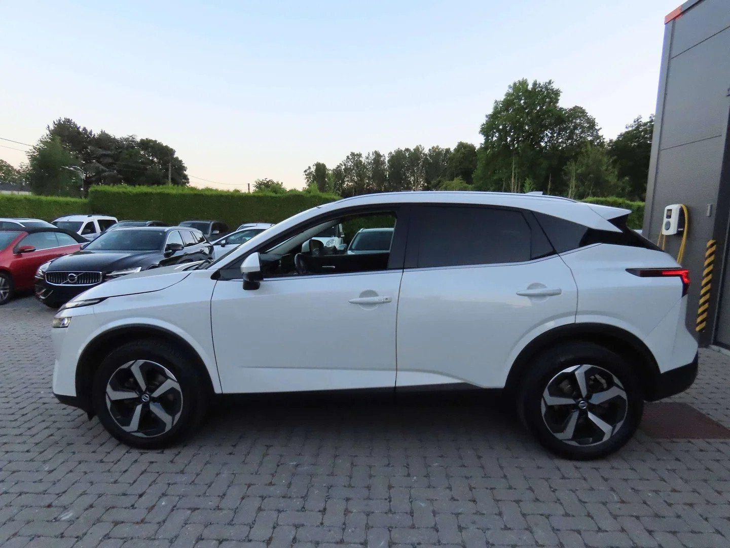 Nissan QASHQAI Qashqai 1.3 DIG-T MHEV Business Premium Xtron, Auto's, Automaat, Gebruikt, 4 cilinders, Wit