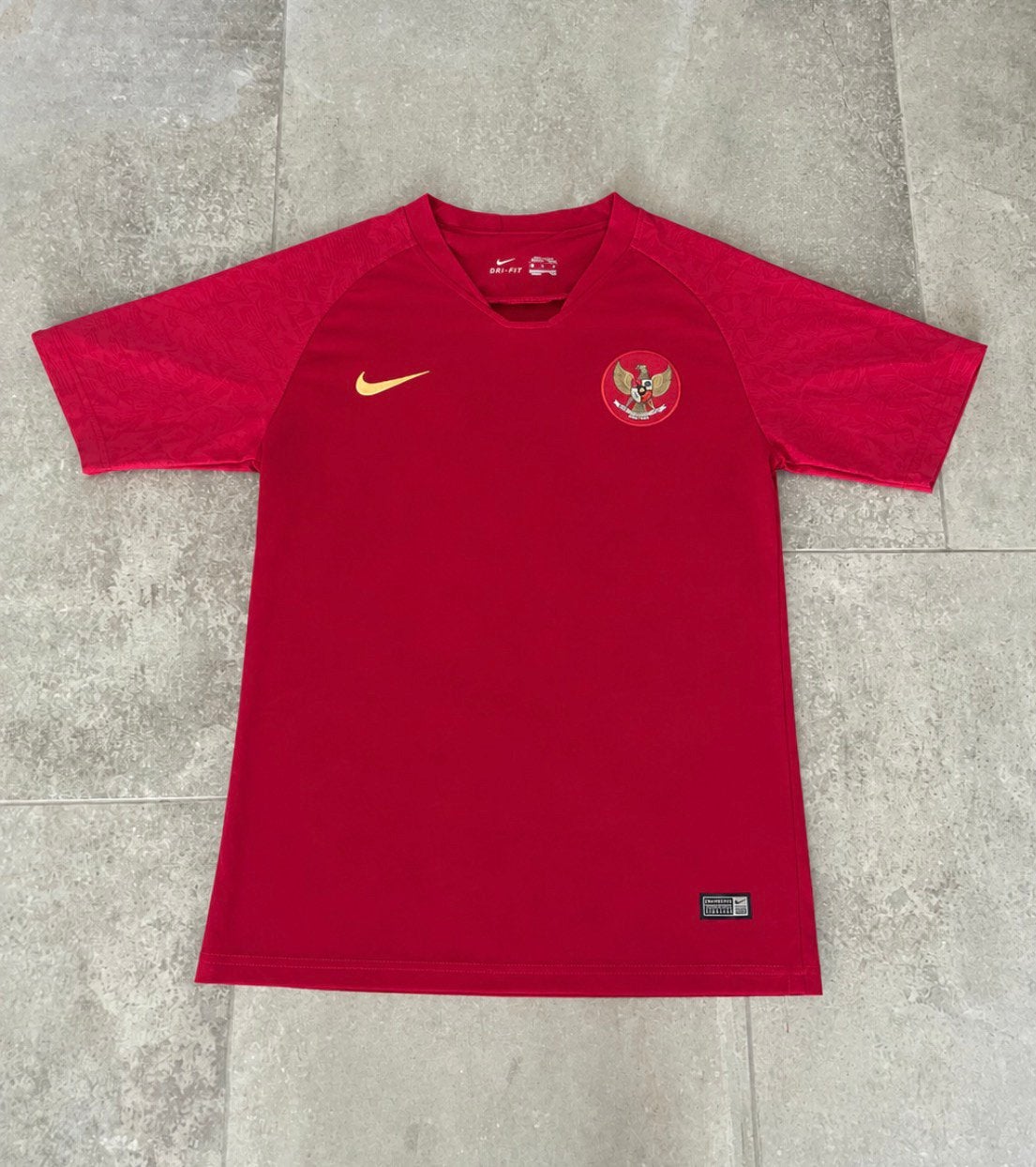 Nike Indonesië Thuisshirt 2018 - Joshua Marnov #28, Sports & Fitness, Football, Taille S, Enlèvement ou Envoi, Comme neuf, Maillot
