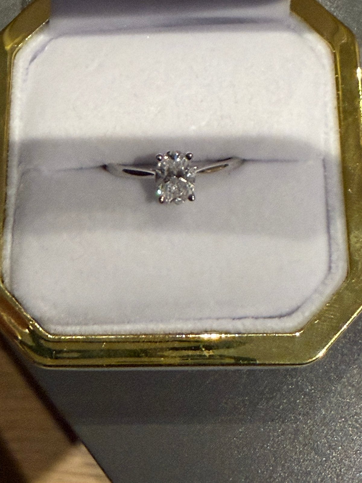 Ring 9 k met diamantje, Antiek en Kunst, Ophalen, Goud