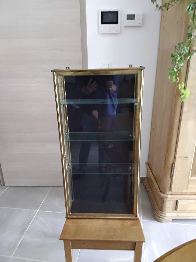 Vitrine en verre et laiton, Enlèvement