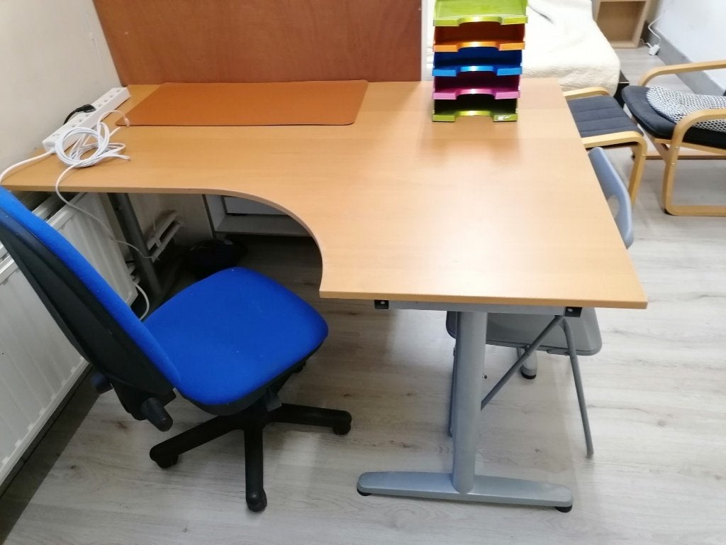Bureau met metalen voet en verlengstuk, Huis en Inrichting, Ophalen, Zo goed als nieuw