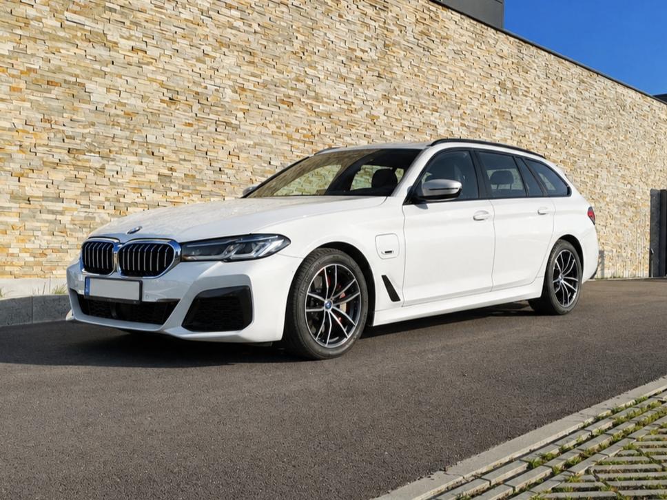 BMW 530e Touring xDrive M-Pack | PANO | HUD | ACC | GARANTIE, Autos, BMW, Feux de jour LED, Noir, 5 portes, Automatique