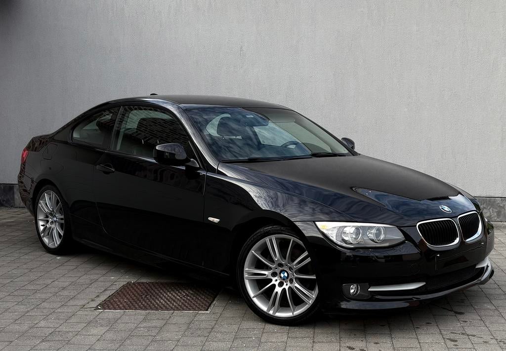 BMW 320i COUPÉ / 2011 / EXCELLENT ÉTAT, Autos, Cuir, Euro 5, Boîte manuelle, Entretenue par le concessionnaire