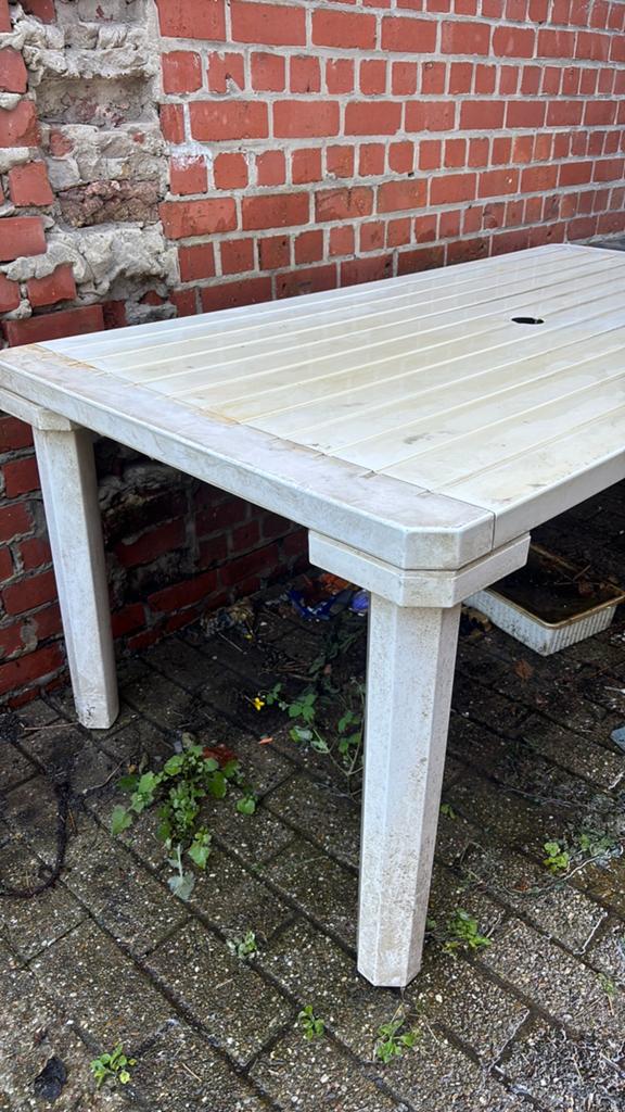 Witte tuintafel te koop – stevige tafel (€15) – dringend weg, Ophalen, Zo goed als nieuw, Rechthoekig, Plastic