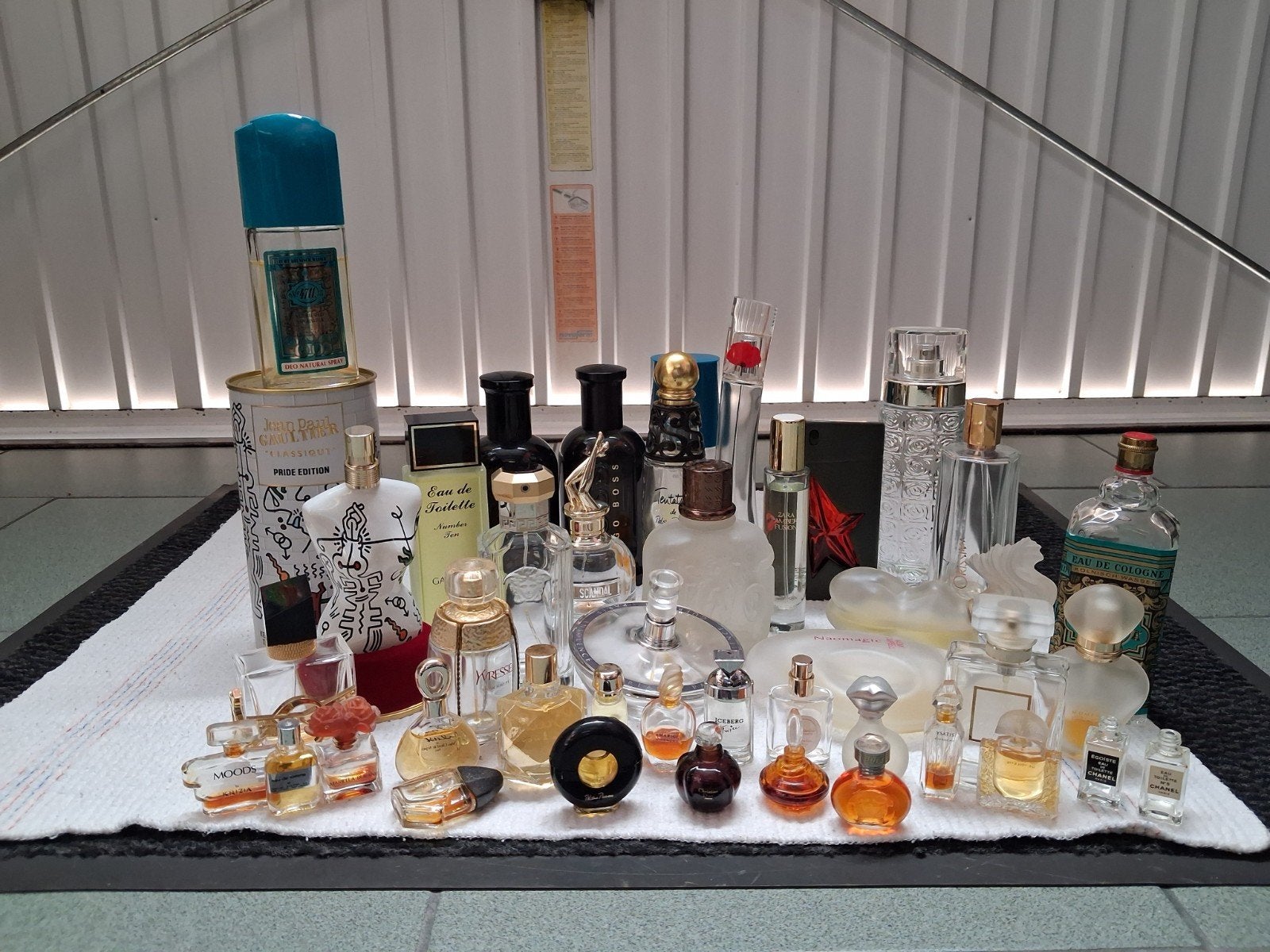 Lotje parfumflessen, Ophalen