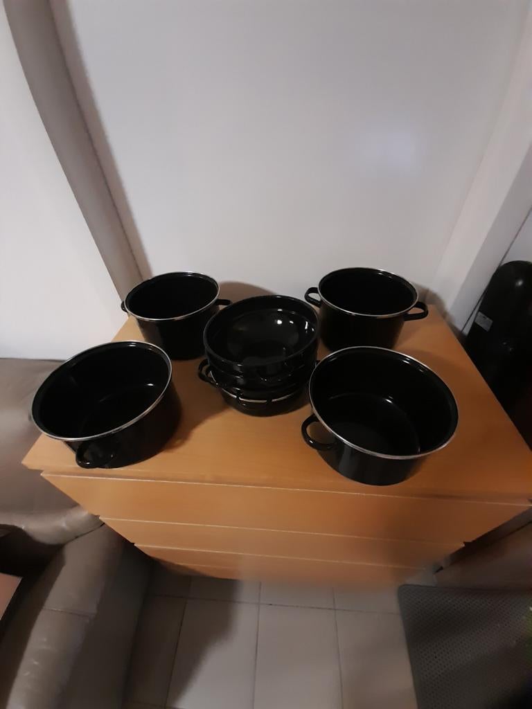 4 pots à moules, Enlèvement