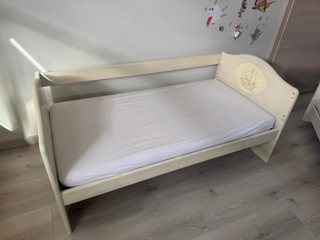 Lit evolutif 140cm Disney Winnie L’Ourson et Matelas coco, Enfants & Bébés, Chambre d'enfant | Lits, Enlèvement, Comme neuf, Matelas