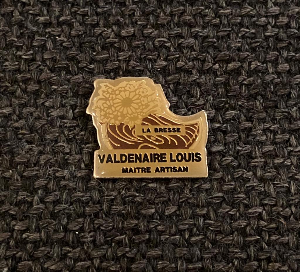 PIN - VALDENAIRE LOUIS - LA BRESSE - MAITRE ARTISAN, Envoi, Utilisé, Autres sujets/thèmes, Insigne ou Pin's