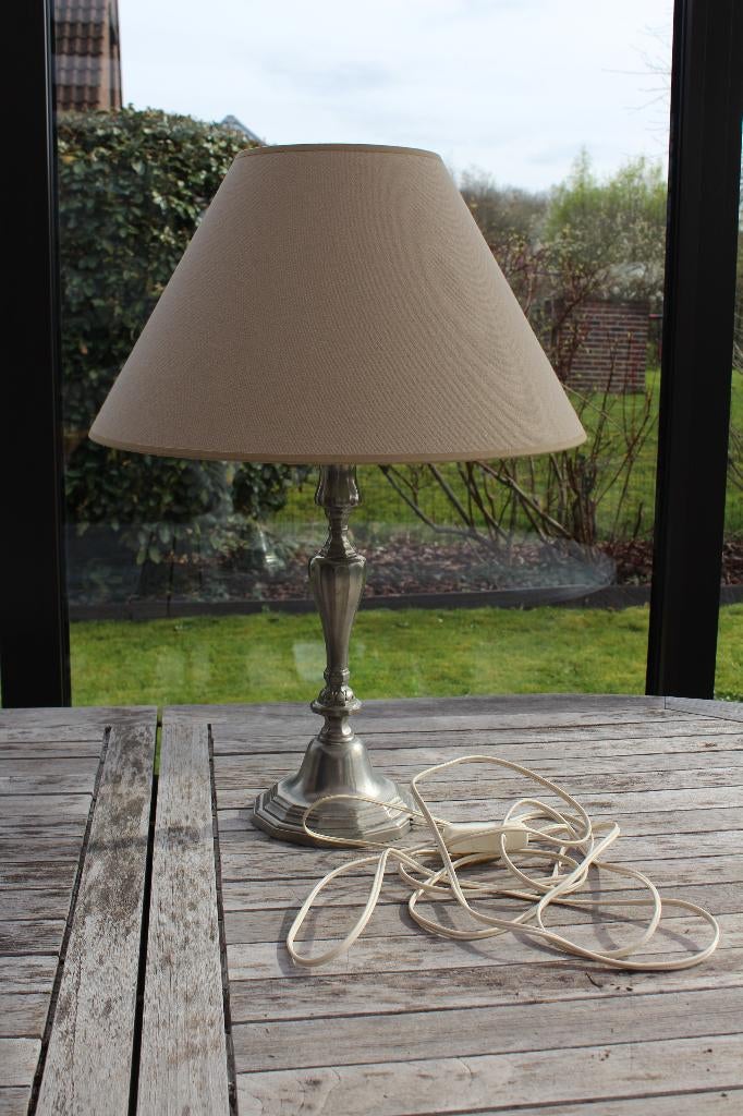 lampe pied en étain, Enlèvement