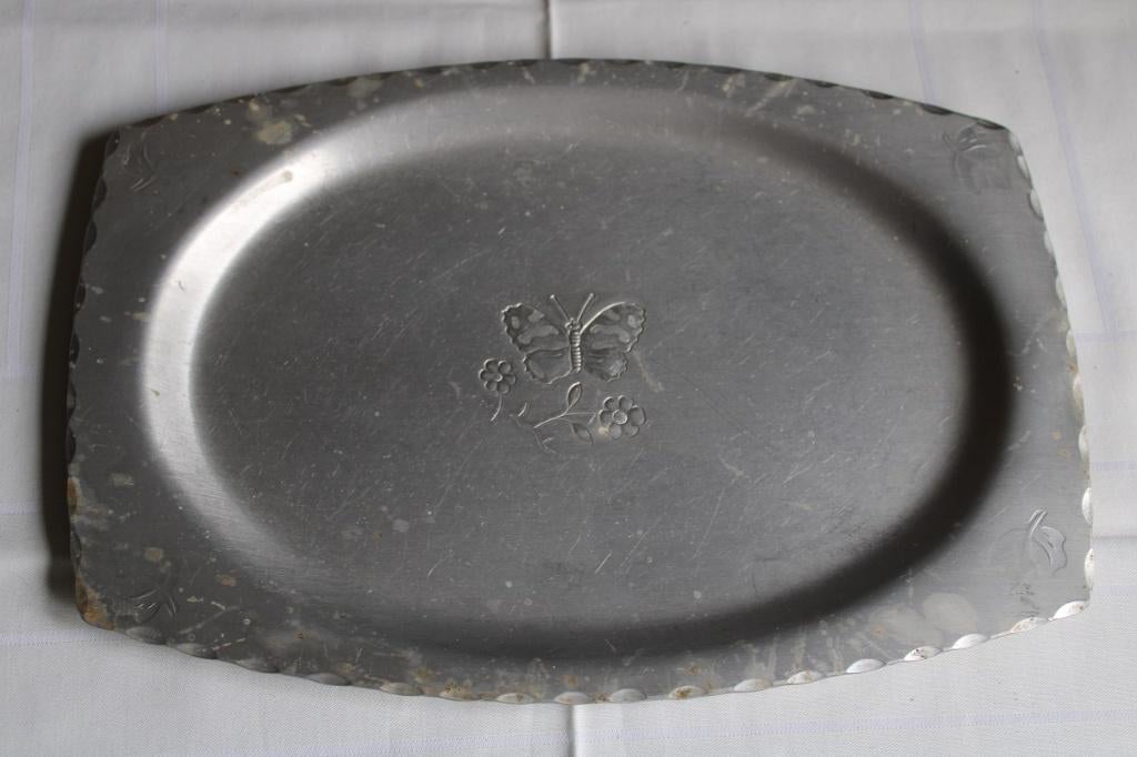 Metalen schotel met vlinder en bloemen 32 x 22 cm, Overige materialen, Gebruikt, Schaal, Ophalen of Verzenden