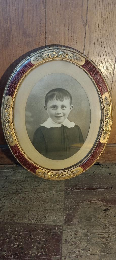 Photo ancienne enfant dans cadre ovale doré 58x48, n108, Antiquités & Art, Art | Dessins & Photographie, Enlèvement ou Envoi, Photo