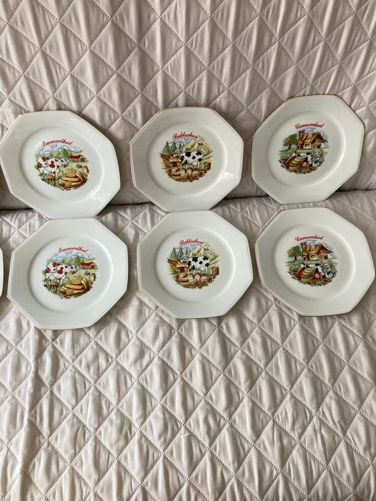Magnifiq12 assiettes en porcelaine de Limoges à bords dorés., Maison & Meubles, Enlèvement ou Envoi, Comme neuf, Porcelaine, Assiettes(s)