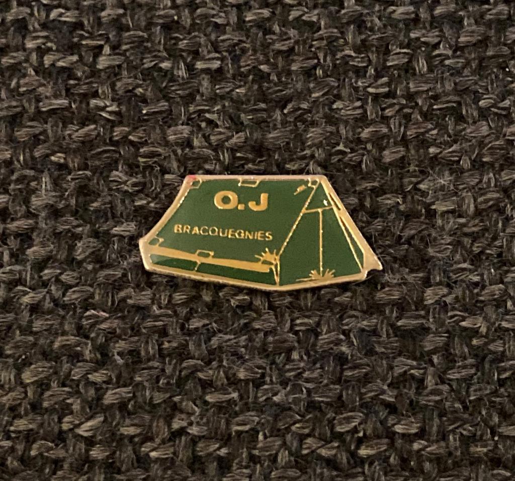 PIN - TENT - CAMPING - KAMPEREN - BRACQUEGNIES, Collections, Envoi, Utilisé, Autres sujets/thèmes, Insigne ou Pin's