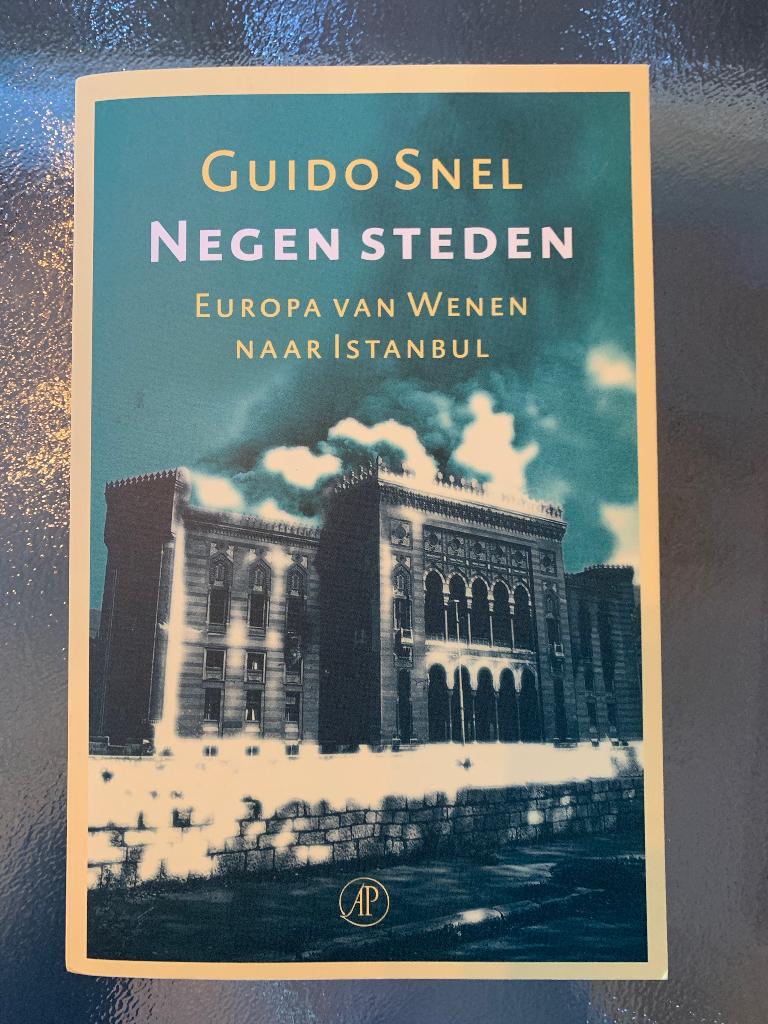 Negen steden — Europa van Wenen naar Istanbul, Boeken, Reisverhalen, Ophalen of Verzenden, Zo goed als nieuw, Guido Snel, Europa