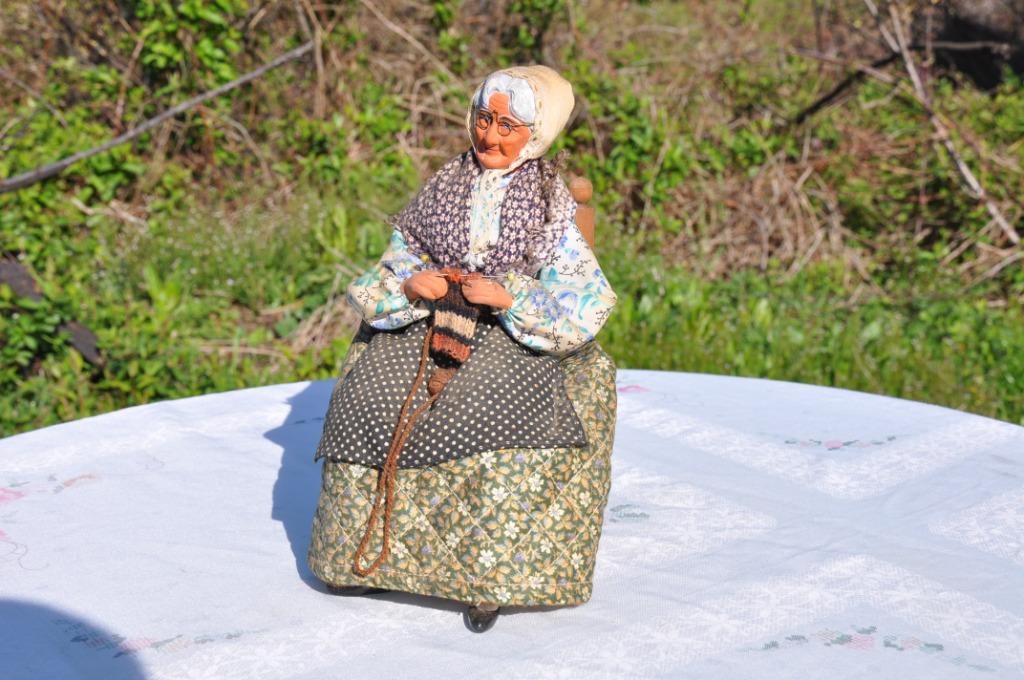 santon tricoteuse sur chaise en bois, Enlèvement ou Envoi