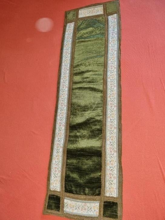 Napperon ancien 73 x 23 cm velours vert broderies main fleur, Enlèvement ou Envoi
