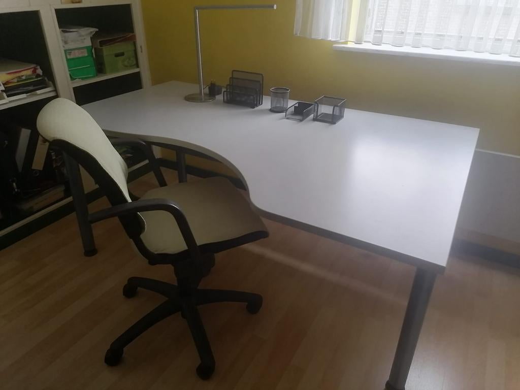 Bureau, bureaustoel en accessoires, Ophalen