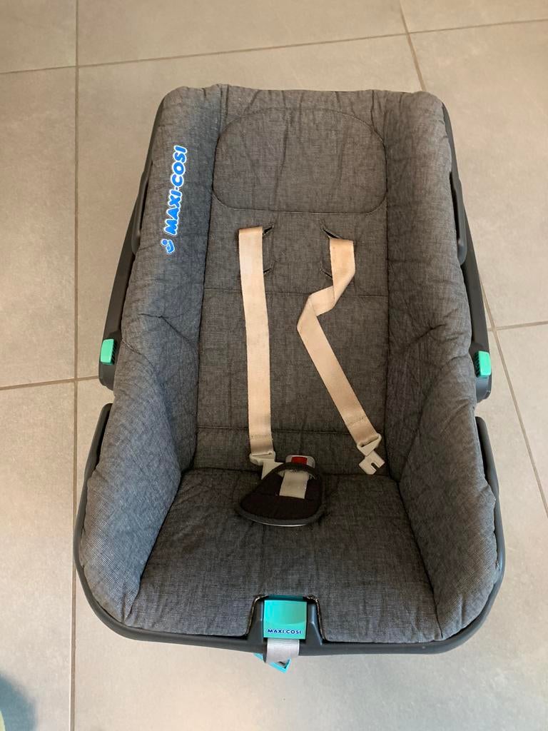 Maxi cosi met verkleiningskussen en zak voor de koude., Ophalen, Gebruikt