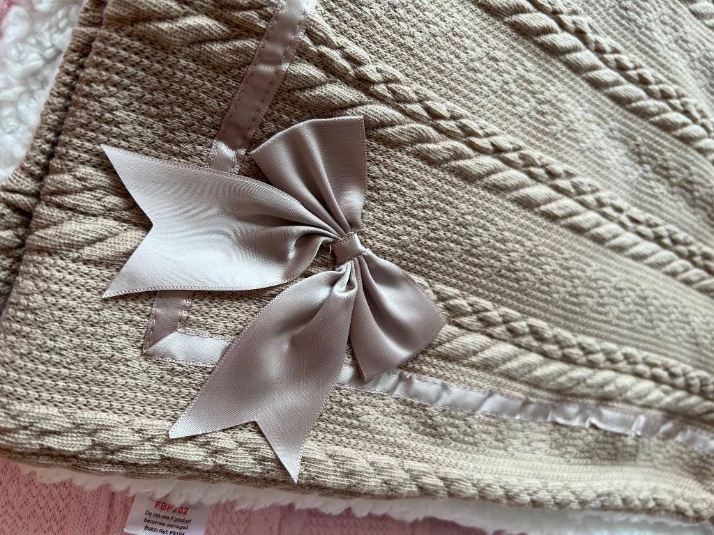 Babydeken beige met strikje, Ophalen of Verzenden, Nieuw, Deken
