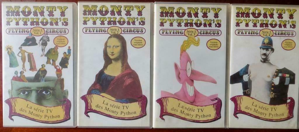 SET VAN 4 VHS TAPES - MONTY PYTHON'S FLYING CIRCUS, Alle leeftijden, Verzenden, Tv-serie of Tv-programma