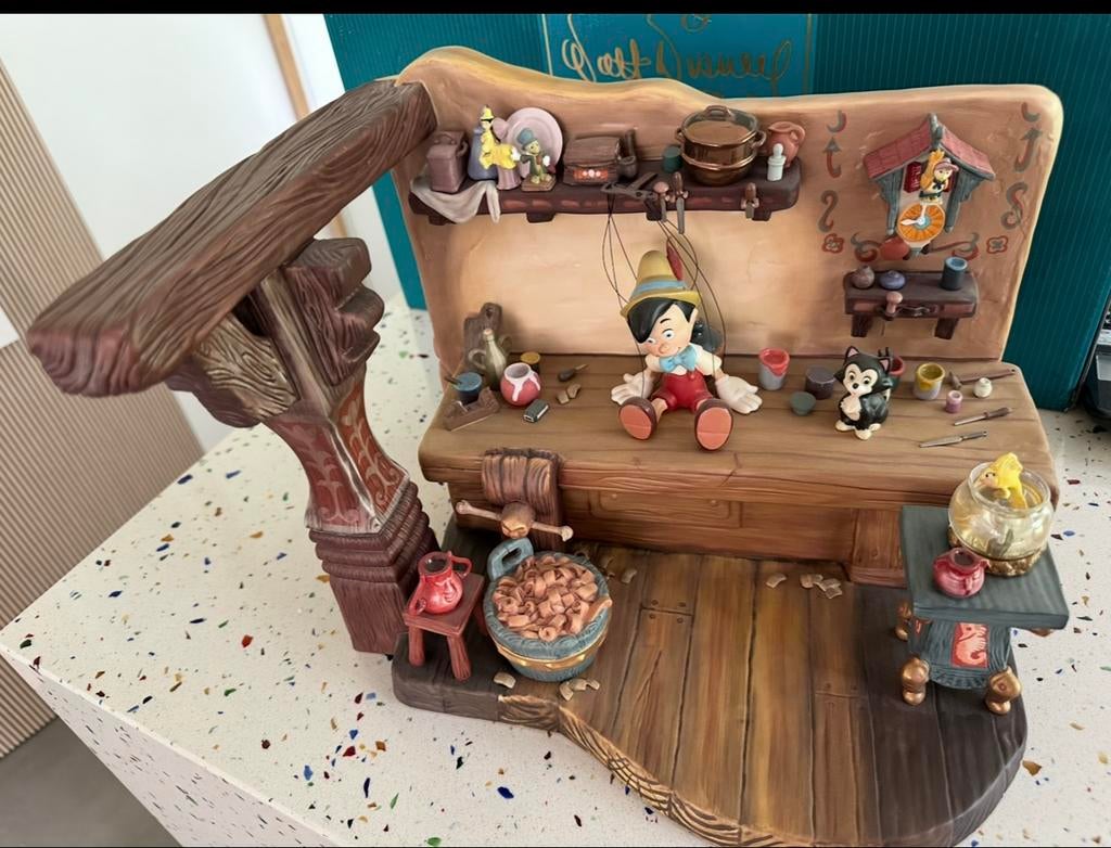 WDCC PINOCCHIO GEPPETTOS WORKBENCH - THE FINISHING TOUCH, Verzamelen, Ophalen of Verzenden, Peter Pan of Pinokkio, Zo goed als nieuw