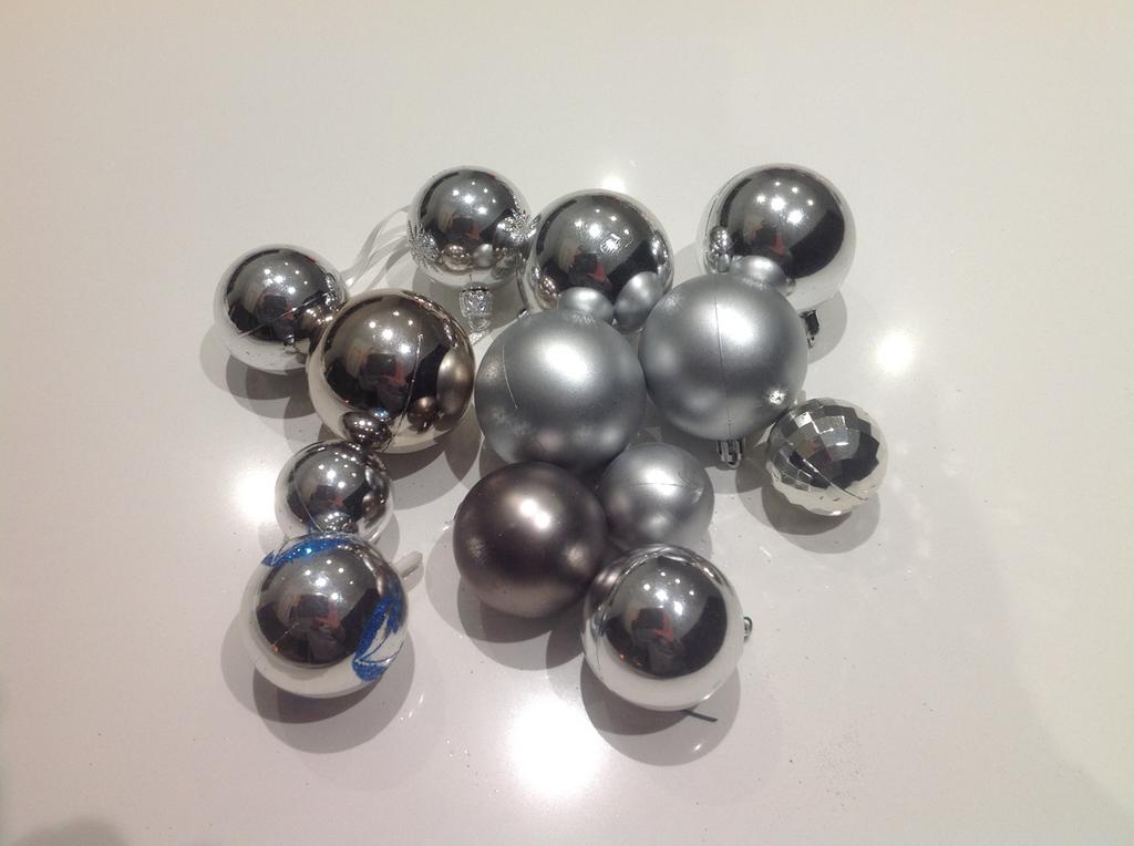 13 plastieken zilveren kerstballen, Ophalen of Verzenden, Zo goed als nieuw
