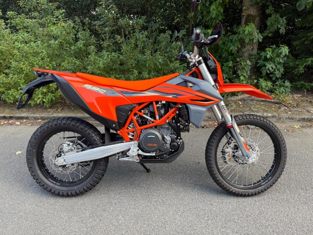 KTM 690 Enduro R 2024 Nieuw!, Motoren, Motoren | KTM, Traction Control, Bedrijf, 690 cc, Enduro