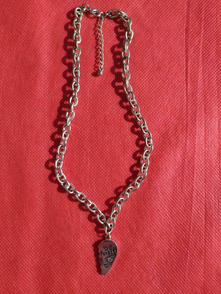 Collier pendentif demi cœur, Bijoux, Sacs & Beauté, Colliers, Comme neuf, Autres matériaux, Gris, Avec pendentif, Enlèvement ou Envoi