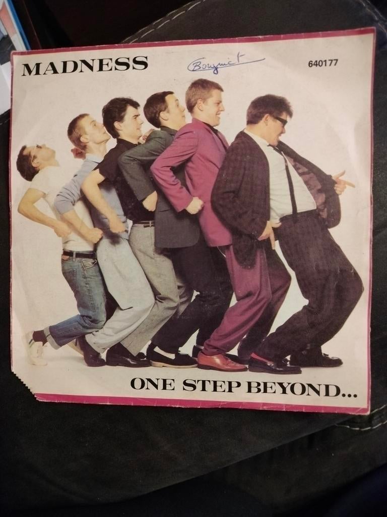 45 tours Madness - One step beyond / mistakes, CD & DVD, Enlèvement ou Envoi, Utilisé
