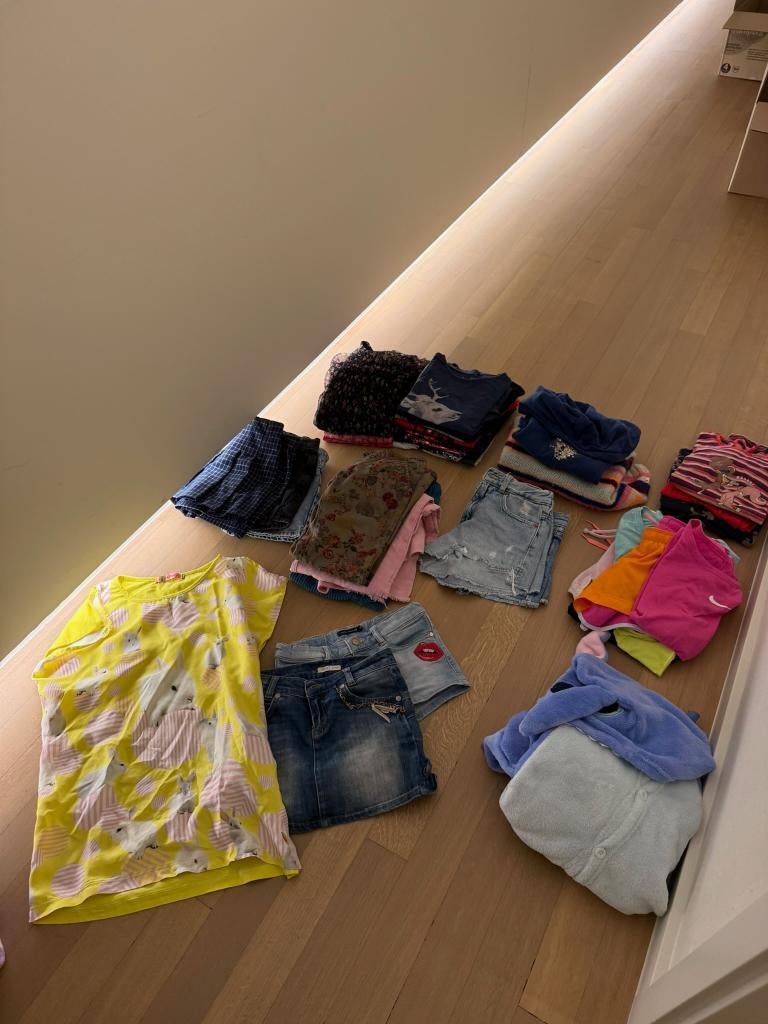 Doos met kinderkledij maat 8 met o.a merkkleding, Autres types, River Woods & Anne Kurris, Comme neuf, Enlèvement