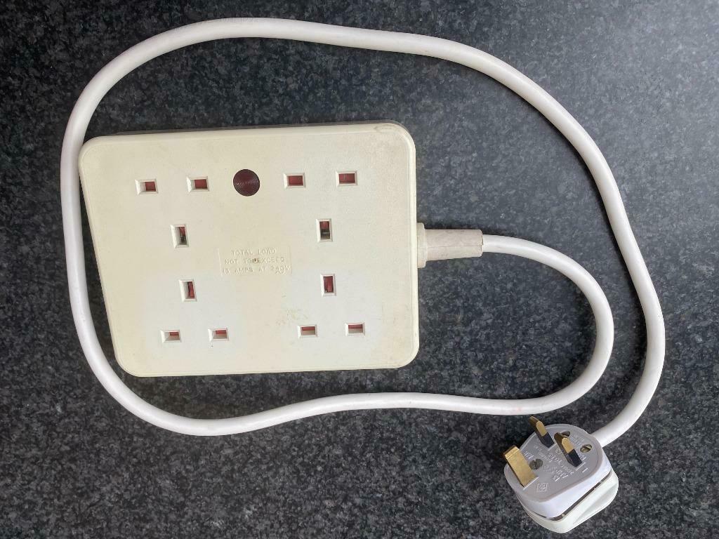 Bloc multi-prises anglaise (4 prisee), Utilisé, Câble ou Fil électrique