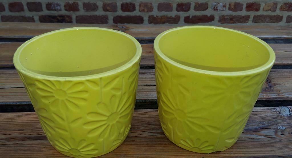 2 gele bloempotten met bloemenmotief, Ophalen, Binnen, Zo goed als nieuw, Aardewerk