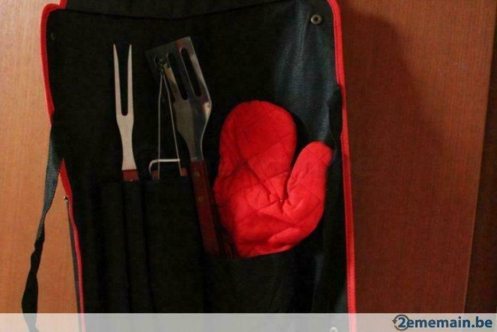 neuf pinces barbecue rangées dans une trousse tablier, Huis en Inrichting, Keuken | Bestek, Nieuw, Hout, Ophalen
