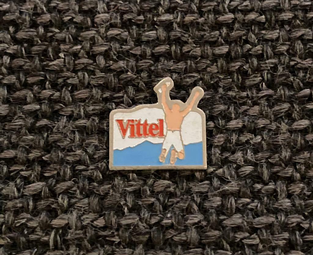 PIN - VITTEL - WATER - EAU MINÉRALE, Collections, Envoi, Utilisé, Marque, Insigne ou Pin's