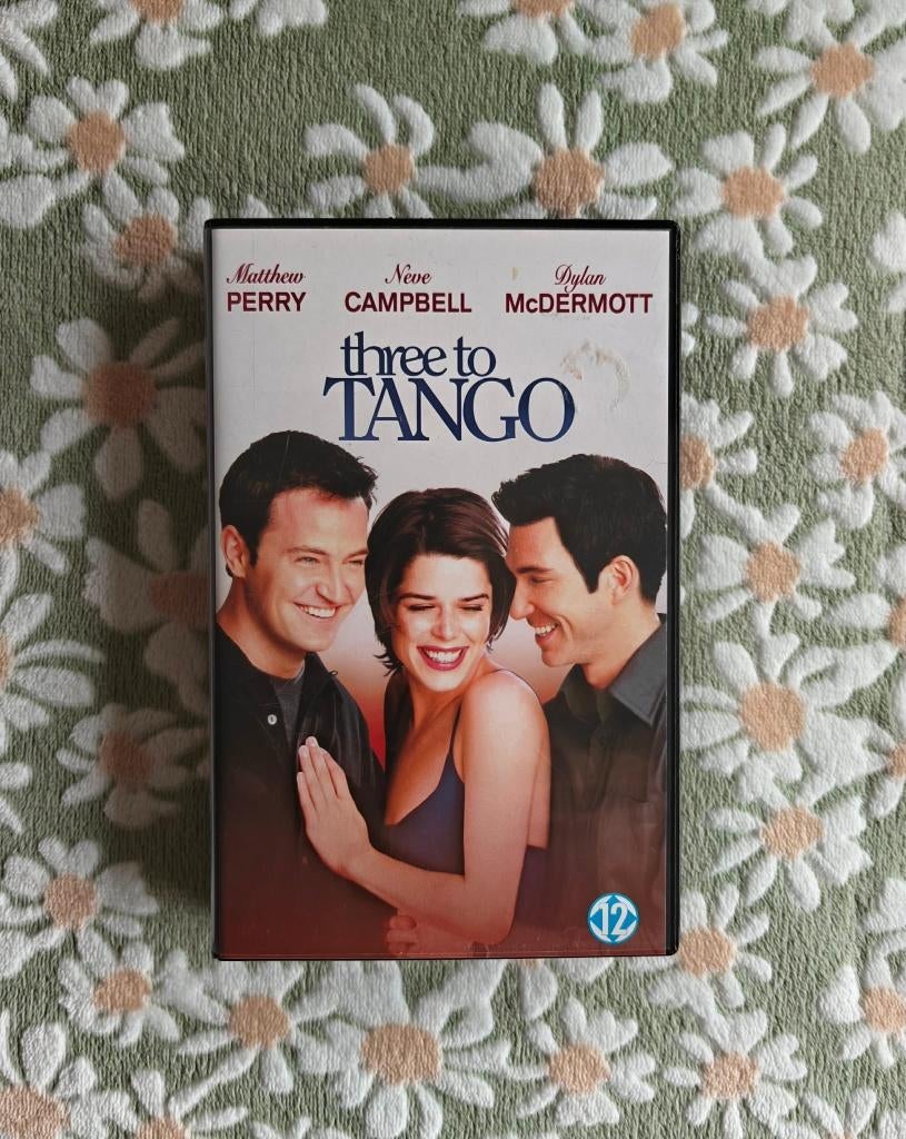 VHS - Three to tango - Engels - Vintage - €2, CD & DVD, VHS | Film, À partir de 12 ans, Enlèvement, Utilisé, Drame
