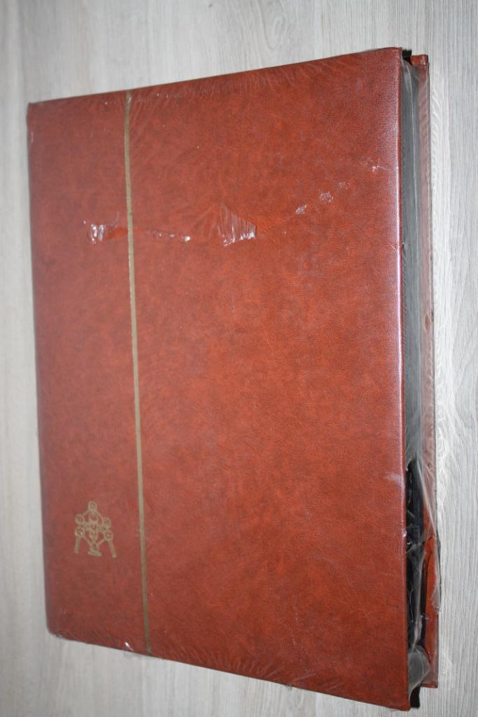 Postzegelalbum , +- 24 zwarte bladen , Atomium Brussel, Postzegels en Munten, Postzegels | Toebehoren, Verzamelalbum, Ophalen of Verzenden