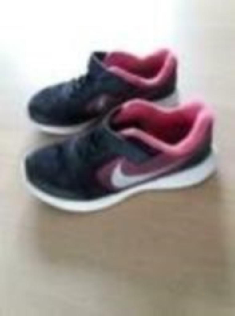 zwart-roze loopschoenen - Nike - maat 31,5, Garçon ou Fille, Comme neuf, Enlèvement, Chaussures de sport