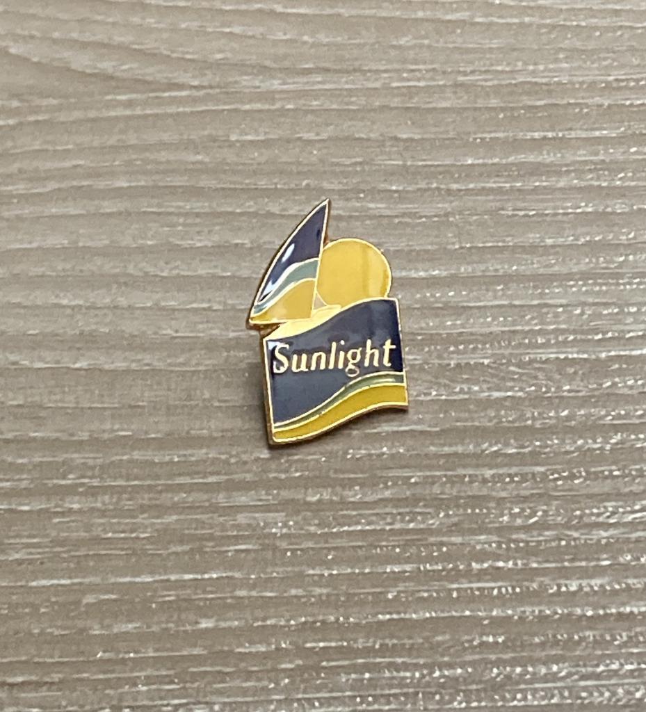 PIN - SUNLIGHT, Verzamelen, Verzenden, Gebruikt, Merk, Speldje of Pin