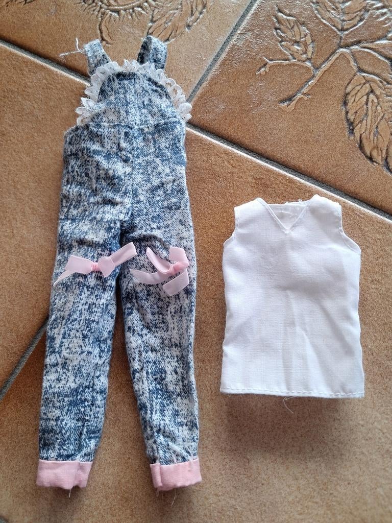Tenue salopette blouse Barbie Mattel, Enfants & Bébés, Jouets | Poupées, Enlèvement ou Envoi, Comme neuf, Barbie