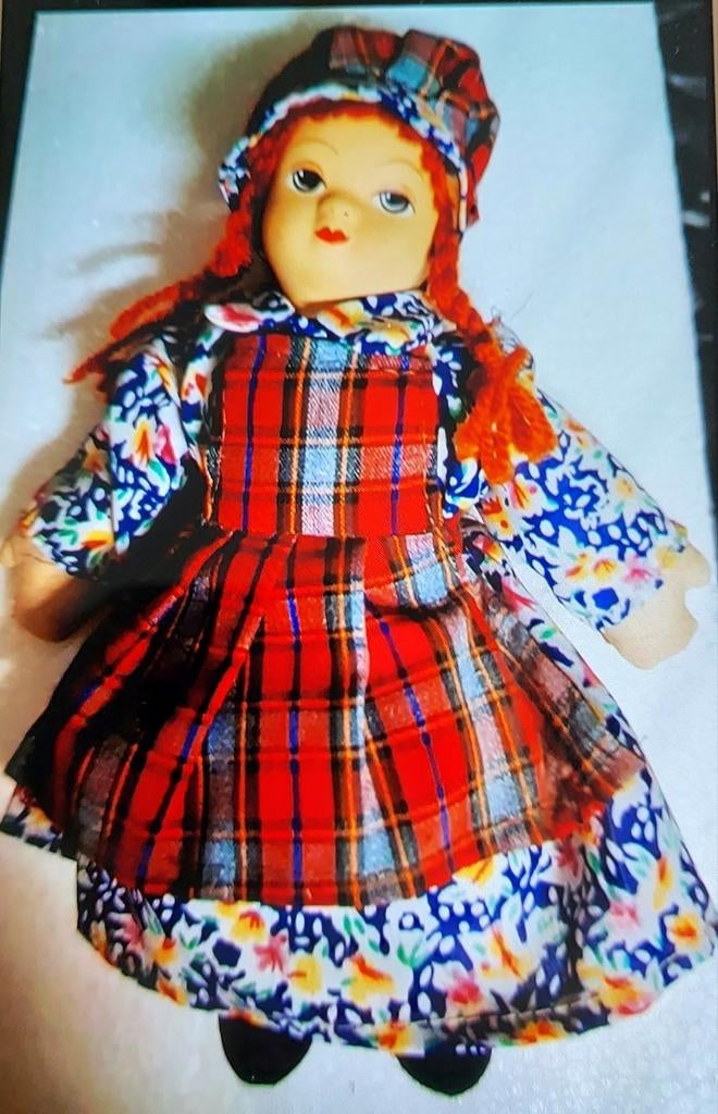 Petite poupée porcelaine, Ophalen of Verzenden, Zo goed als nieuw, Pop