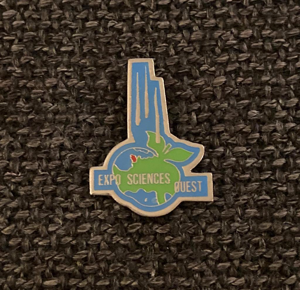 PIN - EXPO SCIENCES OUEST - WETENSCHAPPEN, Collections, Broches, Pins & Badges, Envoi, Utilisé, Autres sujets/thèmes, Insigne ou Pin's
