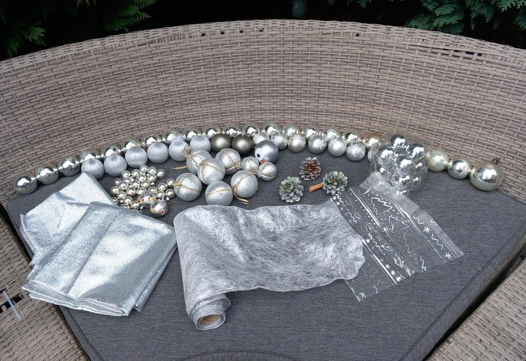 Set Zilverkleurig kerstballen + stof + lint, Enlèvement ou Envoi, Comme neuf