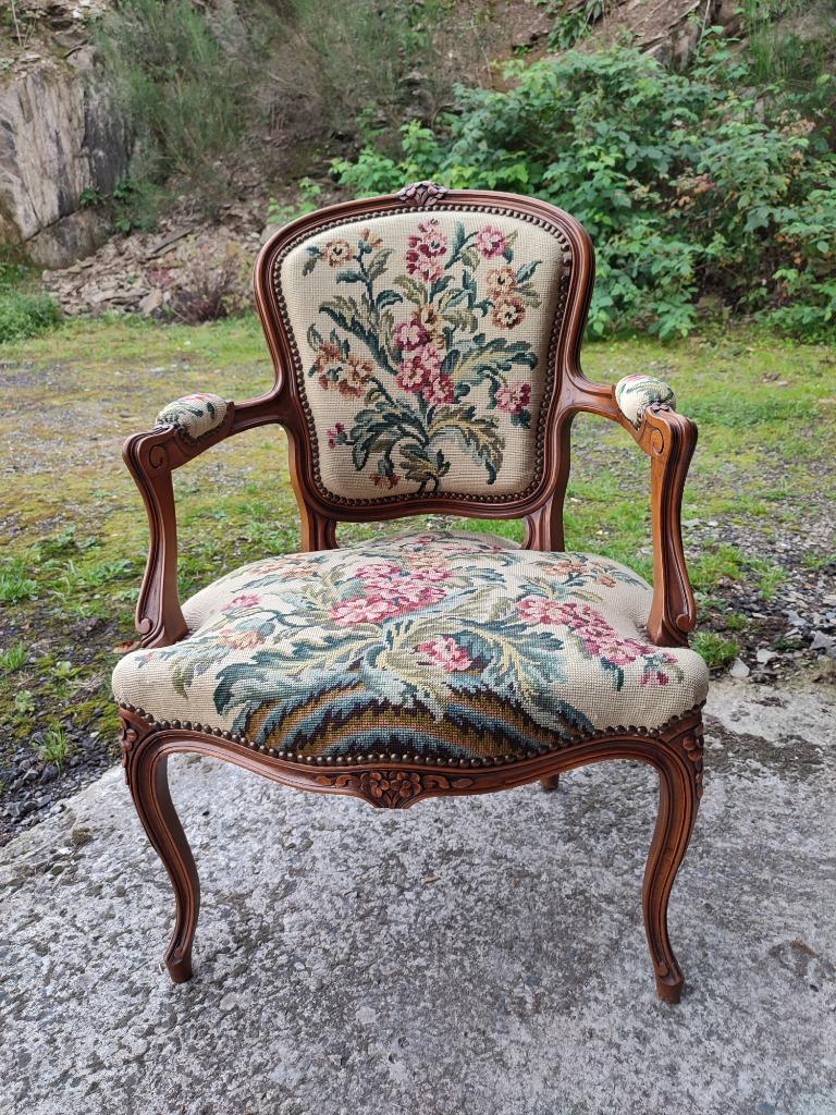 Fauteuil recouvert d'une tapisserie, Enlèvement
