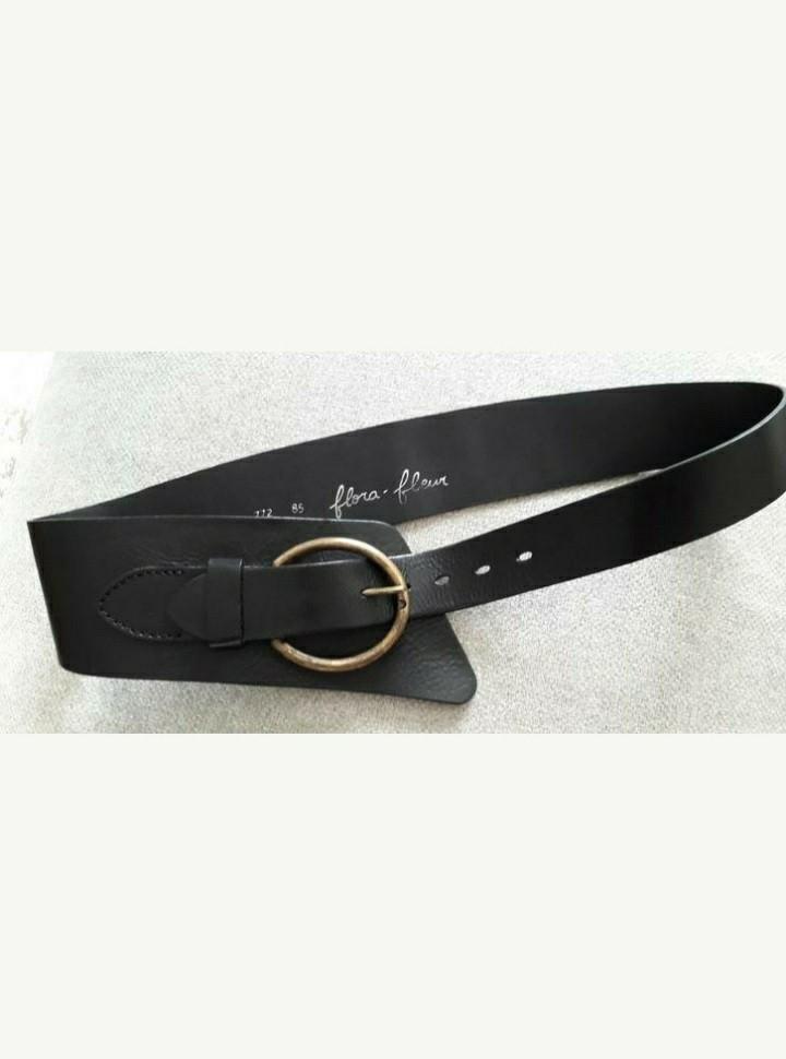 Assymetrische lederen riem van Flora-fleur, Neuf, Cuir véritable, Enlèvement ou Envoi, 100 cm ou plus