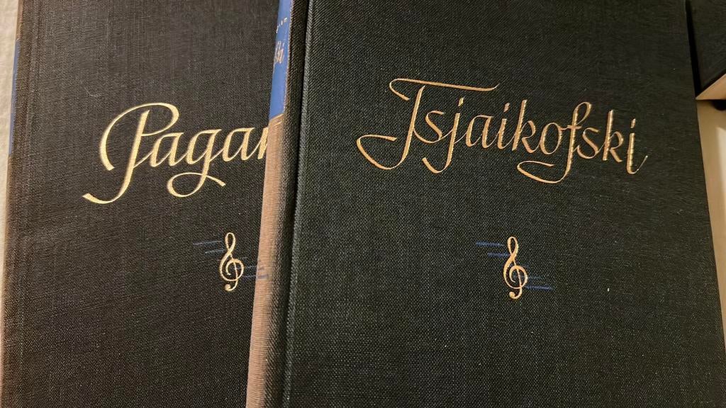 2 Boeken uit Componisten serie: PAGANINI & TSJAIKOVSKI, Ophalen of Verzenden, Gelezen, Artiest
