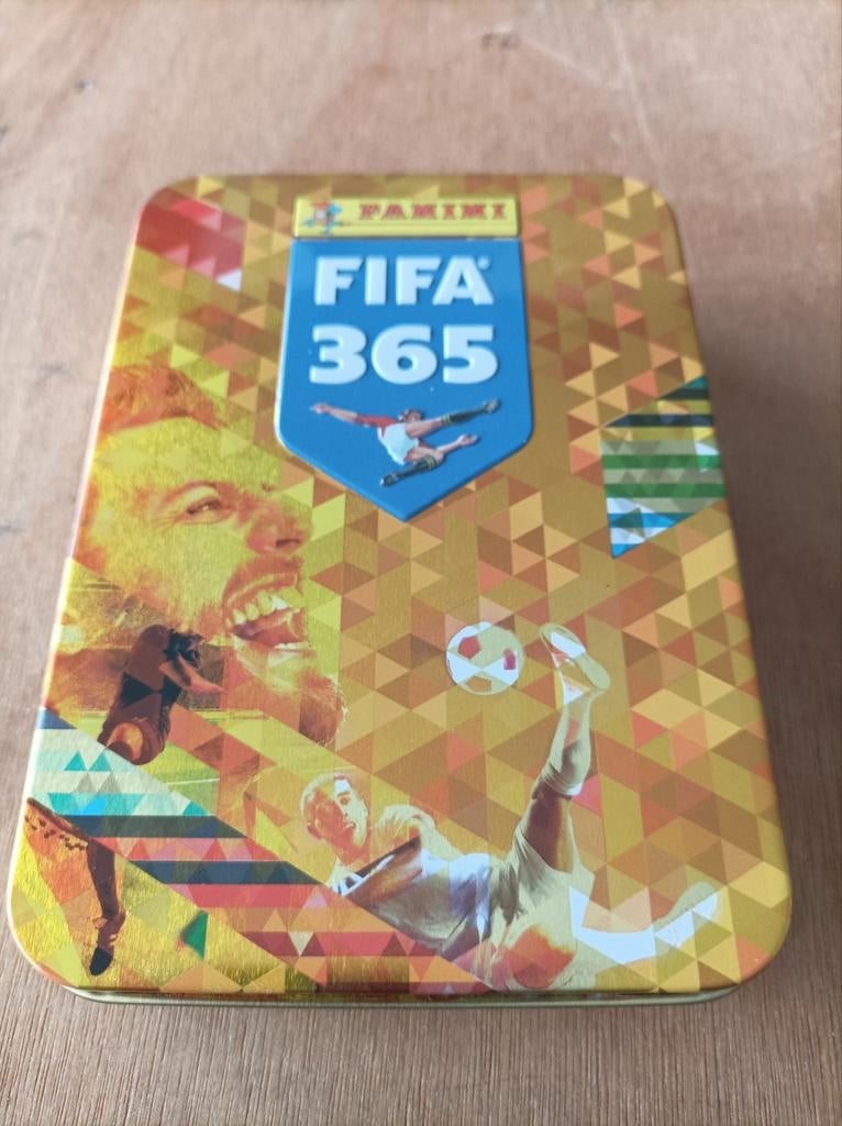 Panini FIFA 365 , 2018 , Tinne box met 15 zakjes, Ophalen of Verzenden, Zo goed als nieuw